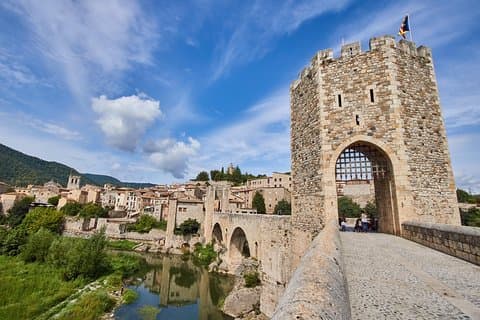 Three Medieval Gems & Local Lunch Private Tour from Barcelona