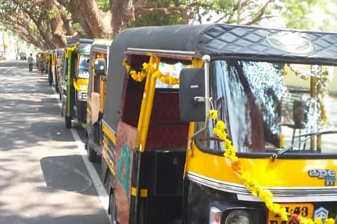 One hour Backwater Tour and tuk tuk tour in kochi with pickup