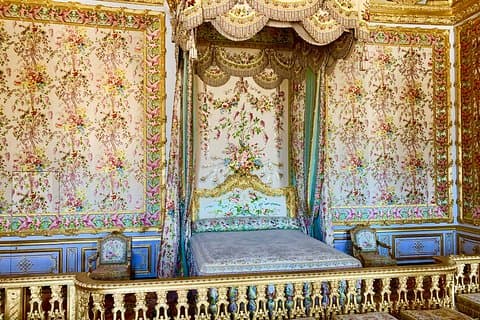 Versailles Palace & Marie-Antoinette's Estate Private Guided Tour with Lunch