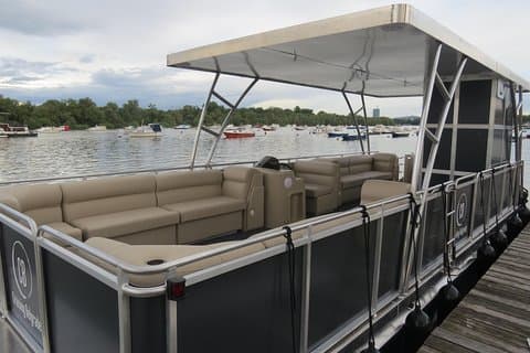 2 hours / Sightseeing Boat cruise Drinks Included