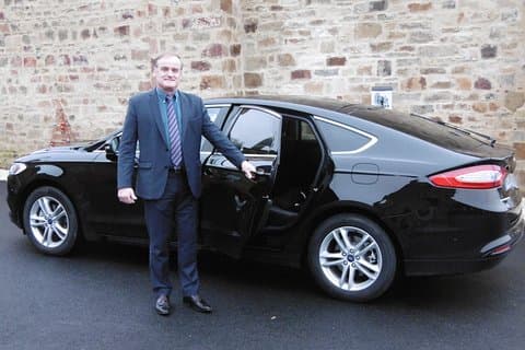 Chauffered driven car for one or several days (Rent minimum of 8 hours with a maximum of 25 kms per hour)

Предоставление автомобиля с водителем