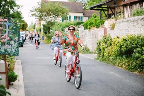 From Paris: Monet Gardens & Giverny Bike Tour with Picnic Stop