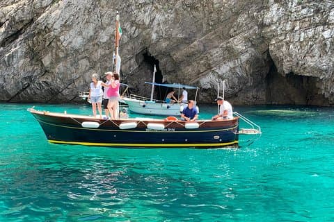 Boat Tour in Capri Italy con bagno e visita grotte esclusive