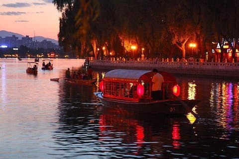 Beijing Hutong Night Tour with Yunnan Style Dinner and Chartered Boat Ride at Houhai Lake
