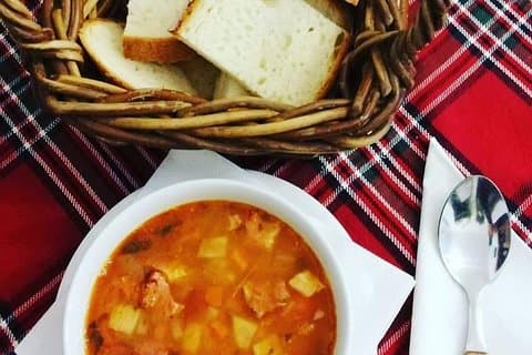 Traditional lunch and Old Town Private Tour with a local guide