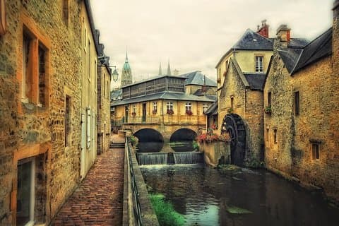 Private 8-hour tour to Bayeux & Caen from Le Havre cruise port with driver