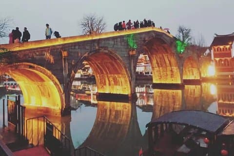 Private Tour: Zhujiajiao Ancient Town, Xintiandi and Shanghai Tower with Sunset