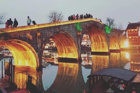 Shanghai Private Layover Tour of Zhujiajiao Ancient Town, the Bund and Xintiandi