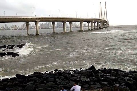 North Mumbai City with Bollywood Studio Tour in Private Vehicle