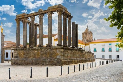 Évora: Private walking tour with tickets to main monuments
