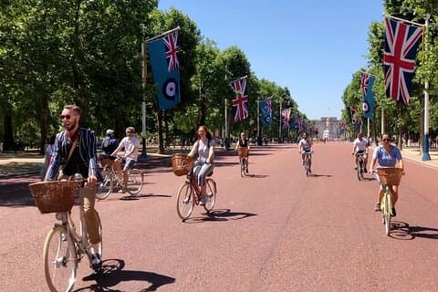 London Bike Tour: Landmarks, Secret Gems, Pub Stop & Street Art