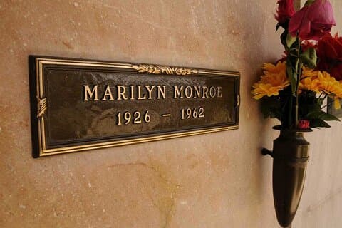 Hollywood Chills 3-Hour Tour: Celebrity Scandals and Cemeteries