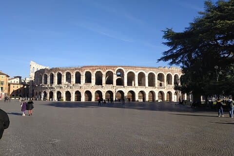 3-Hour Walking Tour with Guide Discovering Verona