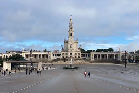 Lisbon to Fatima/Batalha/Nazare & Obidos guided tour 8pax group