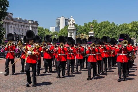 Changing of the Guard Walking Tour in London at Buckingham Palace