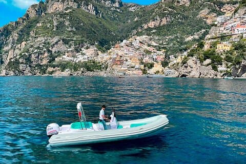 Private Boat Tour: 90 minutes in Amalfi Coast with snacks and drinks