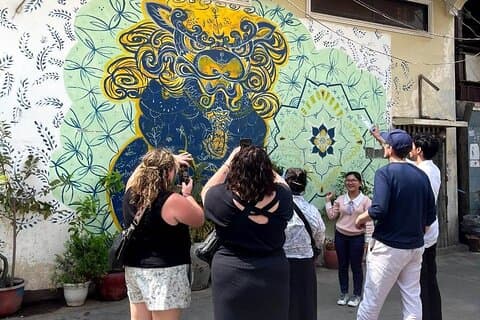 Phnom Penh's Morning Market and Street Art Tour by Tuk tuk