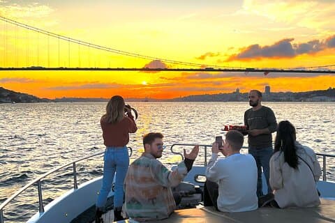 Sunset or Daytime Istanbul Luxury Yacht Cruise with Snacks