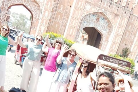 Guided Morning E-Rickshaw Ride with Food Tasting at Jaipur