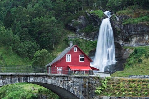 Bergen: Private Waterfalls and Wonders Tour in Norway