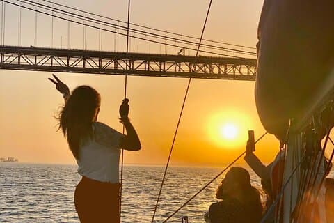 Lisbon Small Group 2h Sunset Sailing- Live Commentary & a Drink