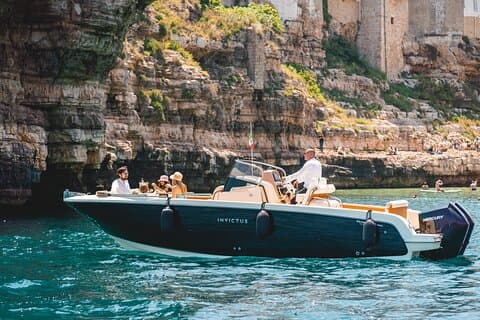 Shared tour of Polignano a Mare by boat with prosecco