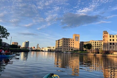 Small Group Kayak Tour of Skyline in Milwaukee
