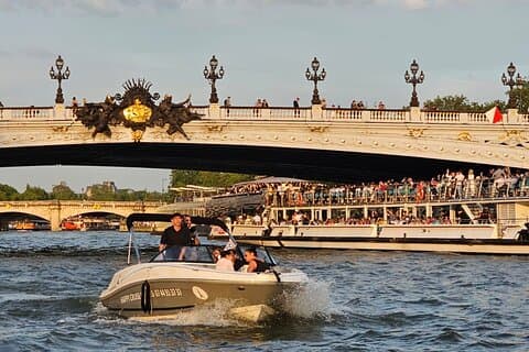 Private cruise on the Seine with Happy Cruise in Paris