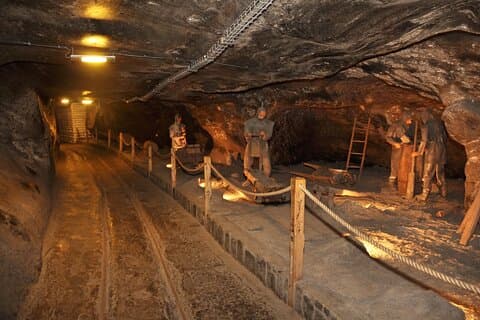 Krakow: River Cruise and Wieliczka Salt Mine Group Tour