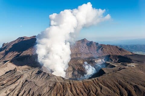 Kyushu: Aso Vocano, Grassland,Onsen and Aso shrine 1-Day Tour