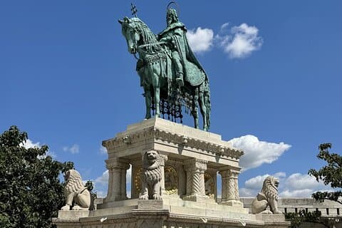Buda Castle: Guided Walking Tour with Royal Cake Tasting
