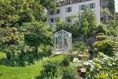 Montmartre Marvels Private Tour including Renoir Gardens Entrance