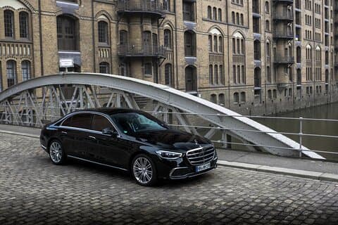 Private sightseeing tour with a Mercedes S-Class