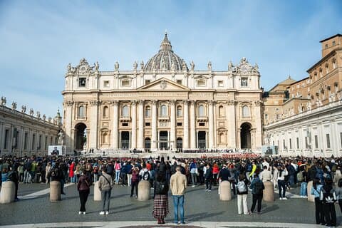 Saint Peter's Basilica Semiprivate Tour with privileged access