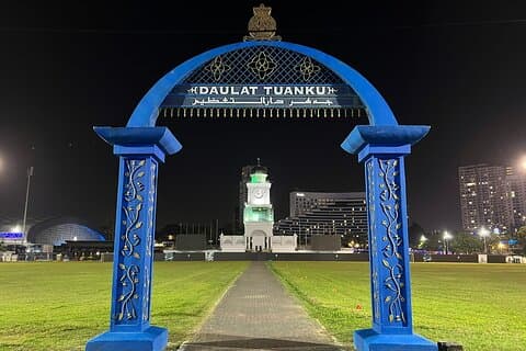 From Singapore: Private Malaysia express night tour + Massage