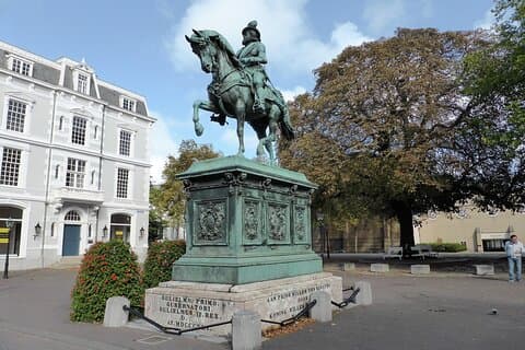 Discover The Hague: Royal Palaces, Binnenhof & Historic Landmarks