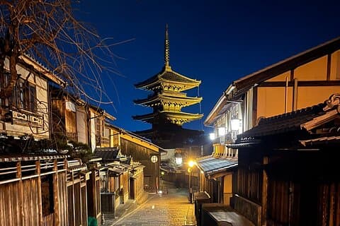Kyoto: Gion Magical Night Walking Tour