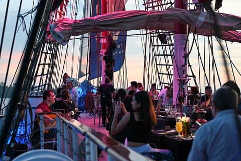 Royal Albatross - Weeknight Buffet Dinner + Free-flow Wine & Beer