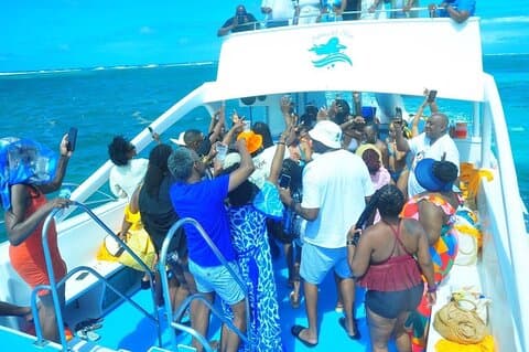 Hip Hop Adult Only Party Boat with Unlimited drinks & Sandba stop