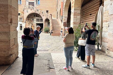 Verona Must-See Sites: Guided Walking City Tour with local Expert