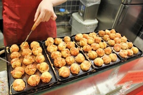 Dotonbori Street Food and Kuromon Tour with Retro Walk