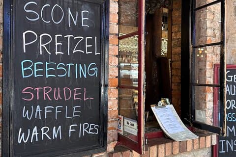 "Discover Hahndorf: Wine, Cheese, Beer, Shops & Lunch Day Trip"