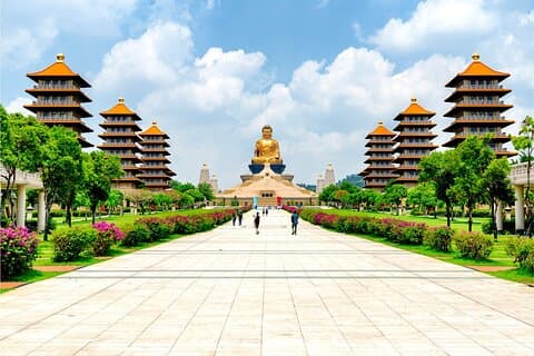 Classic Kaohsiung Day Tour: Fo Guang Shan x Lotus Pond x Pier-2