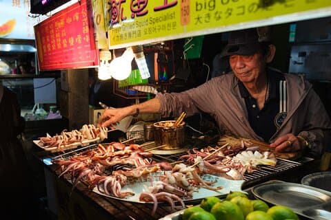 Taipei Food Tours Local Market with 12+ tasters & Drinks Included