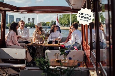 Amsterdam: Luxury Canal Cruise including Cocktails & Snacks