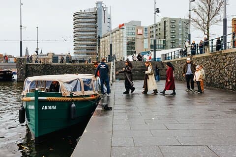 Amsterdam Canal Cruise with Local Guide and Small Group