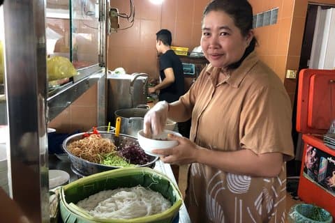 Phnom Penh Night Food Tour by Tuktuk-Local Eats& City Highlights
