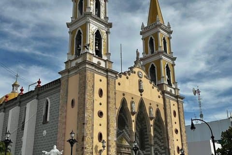 Discover Mazatlan in an SUV Shore Excursion for Cruisers 6 people
