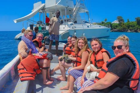 Catamaran Boat with Jacuzzi, drinks and Lunch for up to 15 peole