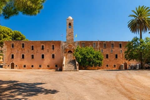 Chania Highlight Tour: Old Town, Monastery Wine Tasting & Beach